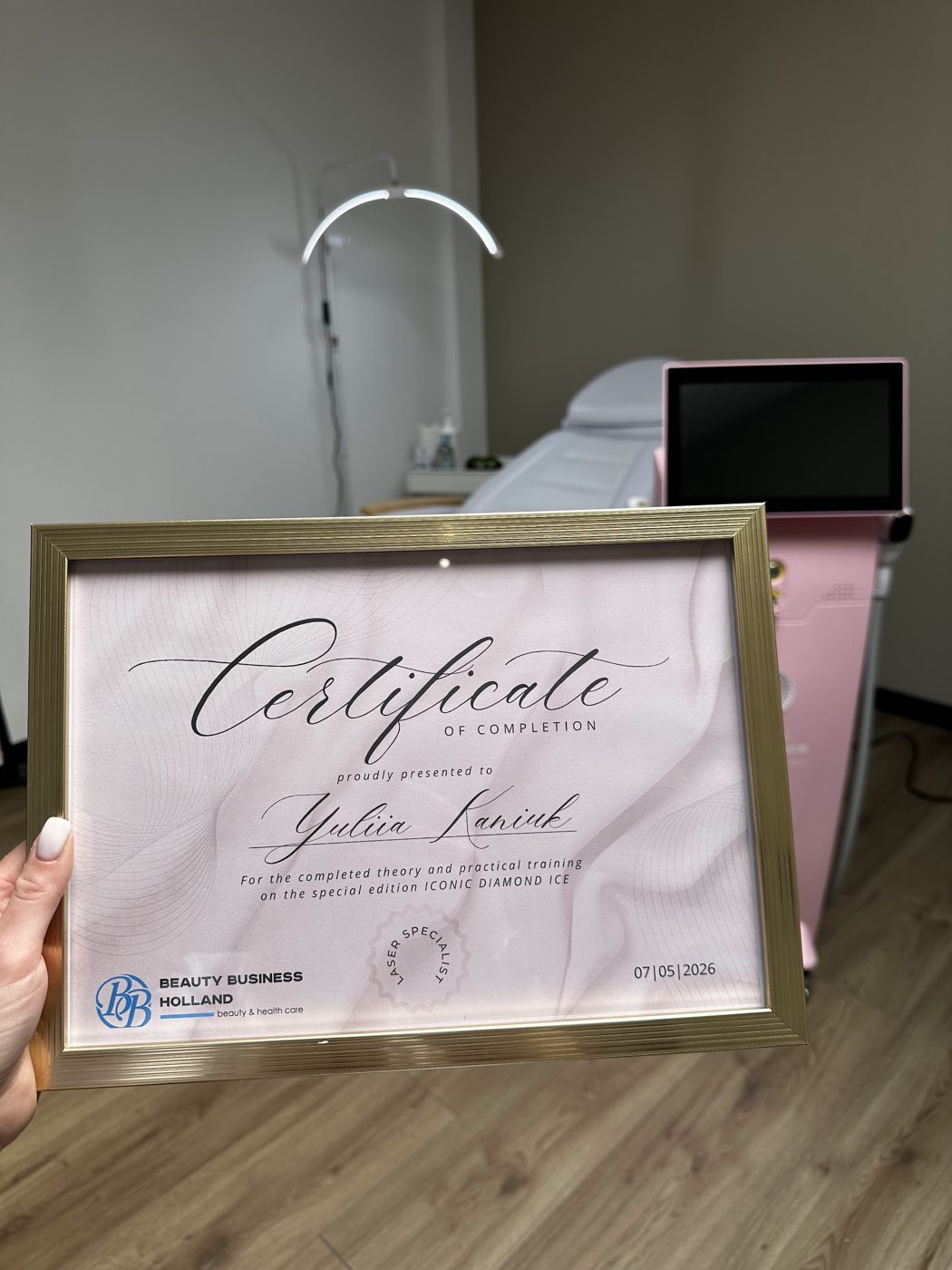 Een ingelijst certificaat van Beauty Business Holland op naam van Yuliia, in de behandelkamer
